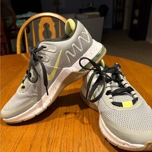 NWOT Men’s Nike Air Max Alpha Trainer Shoes, Light Smoke Grey, size 10